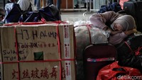 Sejumlah penumpang menunggu jadwal keberangkatan kapal di Terminal Penumpang Nusantara Pura, Tanjung Priok.