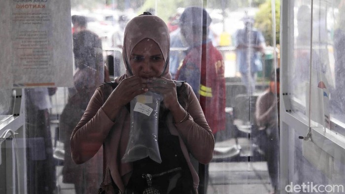 Penumpang melakukan tes GeNose untuk keberangkatan Kapal Pelni Dobonsolo di Tanjung Priok, Jakarta Utara, Rabu (28/4). Pemeriksaan itu merupakan syarat untuk melakukan perjalanan mudik.