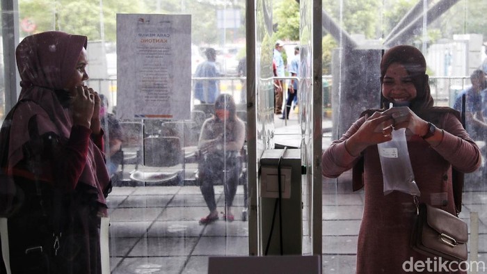 Penumpang melakukan tes GeNose untuk keberangkatan Kapal Pelni Dobonsolo di Tanjung Priok, Jakarta Utara, Rabu (28/4). Pemeriksaan itu merupakan syarat untuk melakukan perjalanan mudik.
