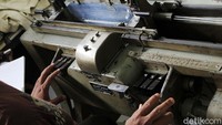 Staf processing braille Sofyan mengatakan, perawatan mesin ini susah-susah gampang, Menurutnya ada sebagian onderdil mesin telah diganti, karena onderdil aslinya rusak karena termakan waktu.