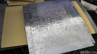 Cara kerjanya, kru pencetak Alquran braille membuat plat cetakan di mesin stereotiper terlebih dulu. Plat yang berisi huruf braille itu kemudian dikurasi oleh tuna netra terlebih dulu untuk memastikan ketepatan konversi huruf.