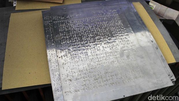 Mesin pencetak Alquran braille tertua di Indonesia, masih tersimpan rapi di Yayasan Penyantun Wyata Guna (YPWG) Kota Bandung. Mesin yang dipergunakan sejak tahun 1952 itu telah berpuluh-puluh tahun mencetak Alquran untuk memenuhi kebutuhan rohani teman-teman tuna netra.