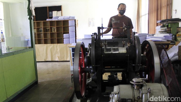 Menengok Mesin Pencetak Alquran Braille Tertua di Indonesia Mesin pencetak Alquran braille tertua di Indonesia, masih tersimpan rapi di Yayasan Penyantun Wyata Guna (YPWG) Kota Bandung. Mesin yang dipergunakan sejak tahun 1952 itu telah berpuluh-puluh tahun mencetak Alquran untuk memenuhi kebutuhan rohani teman-teman tuna netra.