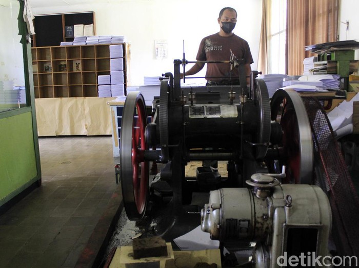 Mesin pencetak Alquran braille tertua di Indonesia, masih tersimpan rapi di Yayasan Penyantun Wyata Guna (YPWG) Kota Bandung. Mesin yang dipergunakan sejak tahun 1952 itu telah berpuluh-puluh tahun mencetak Alquran untuk memenuhi kebutuhan rohani teman-teman tuna netra.