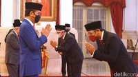 Tahun lalu, Jokowi melakukan reshuffle kecil. Nadiem Makarim dan Bahlil Lahadalia resmi mengemban jabatan baru di Kabinet Indonesia Maju. Mereka berdua dilantik Presiden Joko Widodo (Jokowi) sebagai Mendikbud-Ristek dan Menteri Investasi.Pelantikan dilangsungkan di Istana Negara, Jakarta Pusat, Rabu (28/4/2021). Prosesi pelantikan diawali dengan dikumandangkan lagu Indonesia Raya serta pembacaan keputusan presiden. (Foto: Pool/Rusman/Biro Pers Setpres)