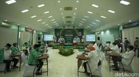 Pertemuan dilakukan di lantai 4 Kantor DPP PKB di ruang pertemuan. Di ruangan tersebut, Cak Imin tampak sudah menunggu.