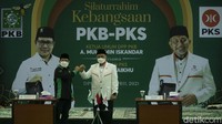 Syaikhu dan Cak Imin pun kemudian tampak bersalaman dengan protokol kesehatan. Belum diketahui, apa yang akan dibicarakan keduanya dalam pertemuan ini.