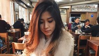Kalau ini momen Novita menikmati makan siang di Seoul. Ia memesan samgyetang yang merupakan sup ayam ginseng khas Korea Selatan. Foto: Instagram novitacondro