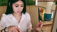 Novita rupanya hobi mencicipi makanan enak yang tengah ngetren. Akhir tahun 2019, ia mencicipi fluffy pancake premium dari Jepang. Foto: Instagram novitacondro