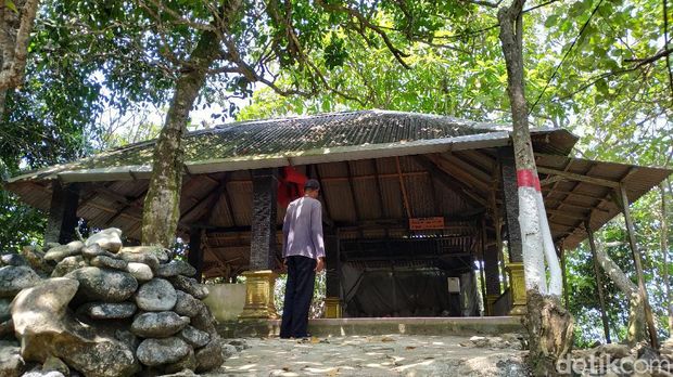 Pasetran Gondo Mayit merupakan nama pantai di pesisir selatan Blitar. Mitos yang berkembang, itu lokasi yang pas jika ingin bertemu penguasa pantai selatan.