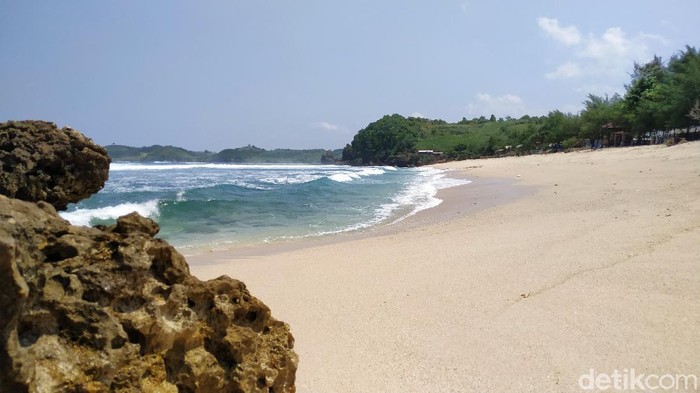 Pasetran Gondo Mayit merupakan nama pantai di pesisir selatan Blitar. Mitos yang berkembang, itu lokasi yang pas jika ingin bertemu penguasa pantai selatan.
