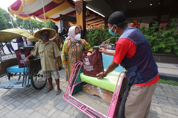 Pemkot Mojokerto menyalurkan bantuan paket sembako kepada 544 tukang becak yang tidak masuk dalam Program Keluarga Harapan (PKH).