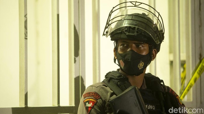 Densus 88 menggeledah eks markas FPI di kawasan Petamburan, Jakarta Pusat, Selasa (27/4) malam. Sejumlah boks kontainer diamankan.