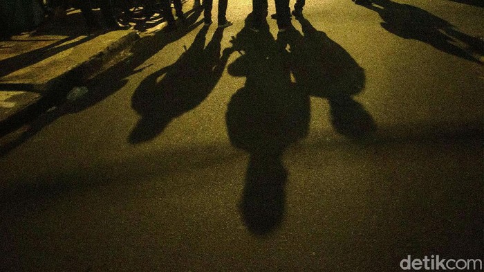 Densus 88 menggeledah eks markas FPI di kawasan Petamburan, Jakarta Pusat, Selasa (27/4) malam. Sejumlah boks kontainer diamankan.