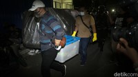 Densus keluar dari eks markas FPI usai melakukan penggeledahan.