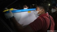 Densus keluar dari eks markas FPI dengan membawa tiga boks kontainer plastik berukuran besar.