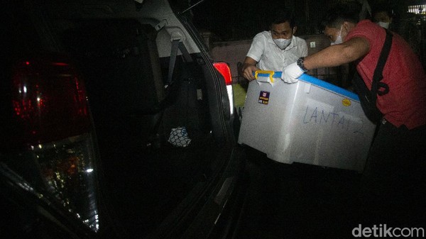 Penampakan Boks Kontainer Hasil Penggeledahan Eks Markas FPI