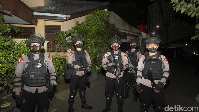 Densus 88 menggeledah eks markas FPI di kawasan Petamburan, Jakarta Pusat, Selasa (27/4) malam. Sejumlah boks kontainer diamankan.
