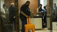 Densus 88 menggeledah eks markas FPI di Jalan Petamburan III, Jakarta Pusat.