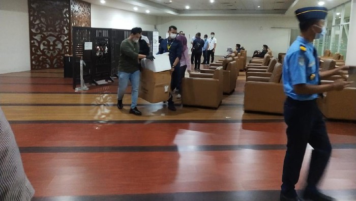 Penggerebekan lokasi rapid test antigen dengan alat bekas di Bandara Kualanamu (dok. Istimewa)
