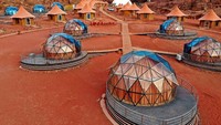 Kamarnya berupa suite kaca yang cantik, dari jauh tampak perpaduan warna biru dan oranye. Dari dalam, traveler bisa melihat gurun Wadi Rum yang unik. (Memories Aicha Luxury Camp/Instagram)