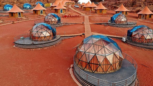 Kamarnya berupa suite kaca yang cantik, dari jauh tampak perpaduan warna biru dan oranye. Dari dalam, traveler bisa melihat gurun Wadi Rum yang unik. (Memories Aicha Luxury Camp/Instagram) Kamarnya berupa suite kaca yang cantik, dari jauh tampak perpaduan warna biru dan oranye. Dari dalam, traveler bisa melihat gurun Wadi Rum yang unik. (Memories Aicha Luxury Camp/Instagram)
