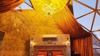 Bagian dalam kamar berdesain mewah dengan fasilitas AC, ditambah lampu-lampu cantik yang menggantung.  (Memories Aicha Luxury Camp)