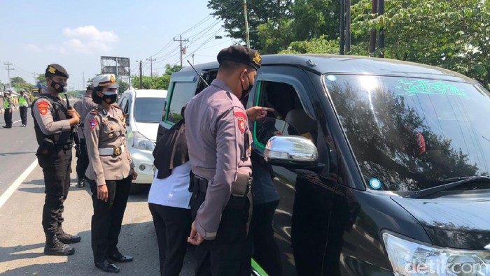 Penyekatan pemudik di Jalur Pantura Desa Kecipir, Kecamatan Losari, Brebes, Rabu (28/4/2021)