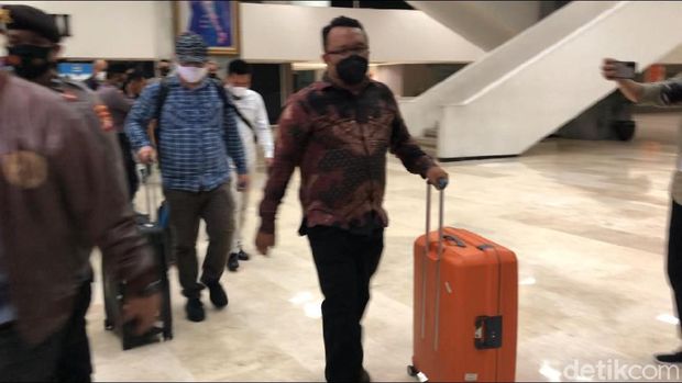 Penyidik KPK bawa 5 koper setelah geledah ruangan Azis Syamsuddin di DPR.