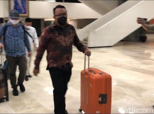 4 Jam Geledah Ruang Azis Syamsuddin, KPK Bawa 5 Koper