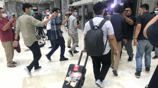 Penyidik KPK membawa 2 koper usai menggeledah ruang Azis Syamsuddin