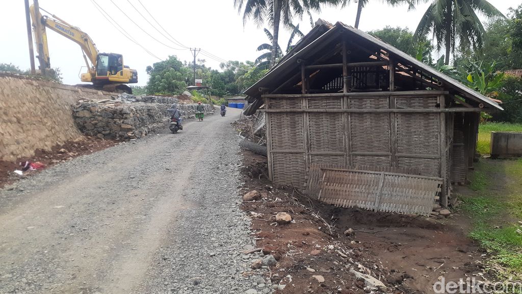 Perbaikan longsor Jl Tanjung Burung, Teluknaga, Kabupaten Tangerang, 28 April 2021. (Afzal Nur Iman/detikcom)