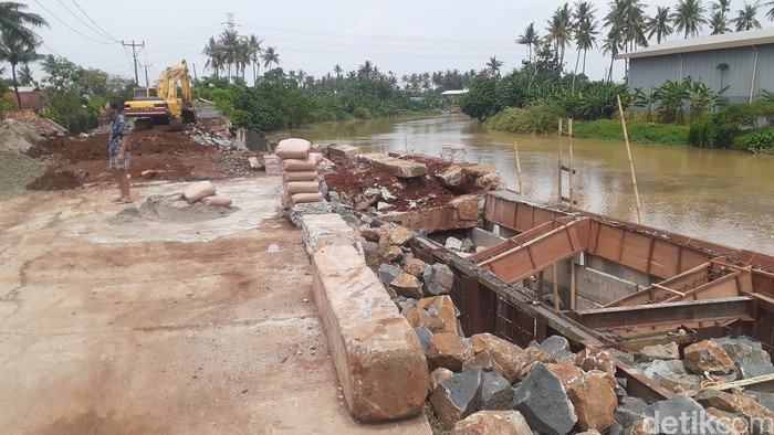Perbaikan longsor Jl Tanjung Burung, Teluknaga, Kabupaten Tangerang, 28 April 2021. (Afzal Nur Iman/detikcom)