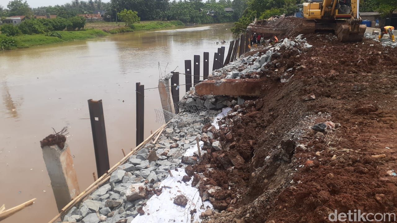 Perbaikan longsor Jl Tanjung Burung, Teluknaga, Kabupaten Tangerang, 28 April 2021. (Afzal Nur Iman/detikcom)
