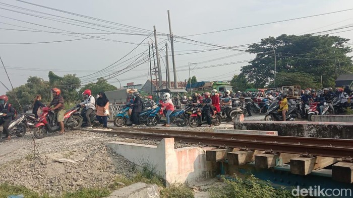 perlintasan kereta di lamongan ditutup