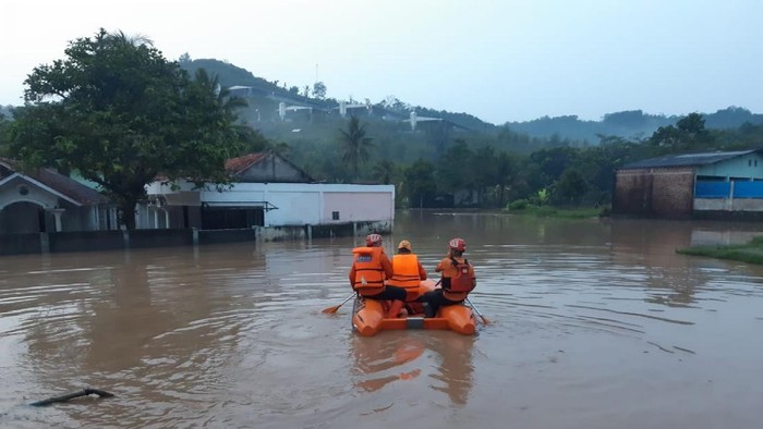 Petugas BPBD melakukan pengecekan rumah yang terendam banjir di Kecamatan Mande Cianjur