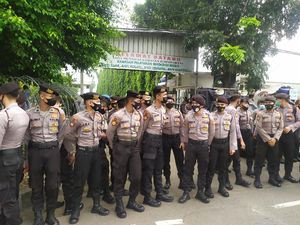 Sidang Lanjutan Kasus Tes Swab HRS, Polisi Buat Barikade di Depan PN Jaktim