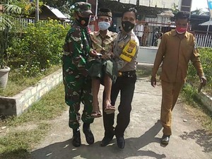 Sukseskan Vaksinasi di Dompu, TNI-Polri Antar Jemput & Gendong Lansia