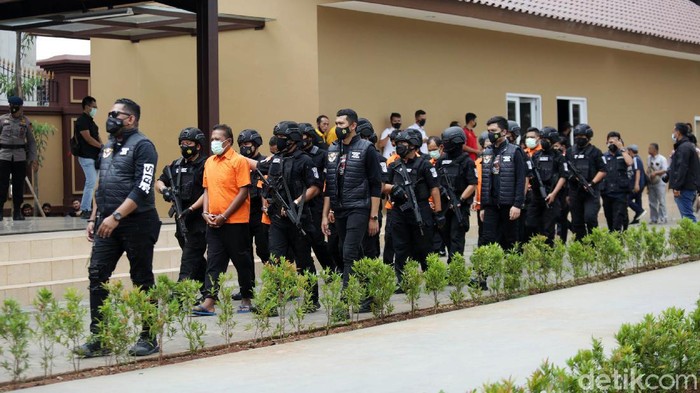 Polisi Amankan 2,5 Ton Sabu Jaringan Timur Tengah Kapolri Jenderal Listyo Sigit Prabowo, Menteri Keuangan Sri Mulyani dan Kepala BNN Kepala BNN RI Komjen Pol Petrus Reinhard Golose menunjukkan barang bukti sabu di Lapangan Bhayangkara, Mabes Polri, Jakarta, Rabu (28/4/2021). Kepolisian berhasil mengamankan 2,5 Ton Sabu senilai Rp 1,5 T jaringan internasional.