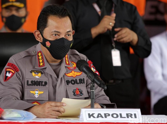 Kapolri Jenderal Listyo Sigit Prabowo, Menteri Keuangan Sri Mulyani dan Kepala BNN Kepala BNN RI Komjen Pol Petrus Reinhard Golose menunjukkan barang bukti sabu di Lapangan Bhayangkara, Mabes Polri, Jakarta, Rabu (28/4/2021). Kepolisian berhasil mengamankan 2,5 Ton Sabu senilai Rp 1,5 T jaringan internasional.