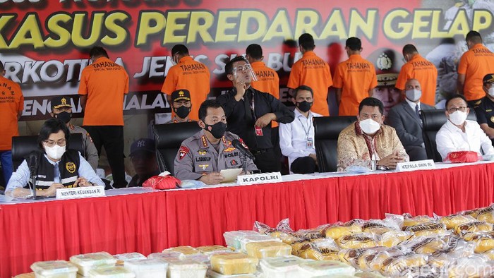 Kapolri Jenderal Listyo Sigit Prabowo, Menteri Keuangan Sri Mulyani dan Kepala BNN Kepala BNN RI Komjen Pol Petrus Reinhard Golose menunjukkan barang bukti sabu di Lapangan Bhayangkara, Mabes Polri, Jakarta, Rabu (28/4/2021). Kepolisian berhasil mengamankan 2,5 Ton Sabu senilai Rp 1,5 T jaringan internasional.