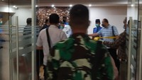 Foto: Anggota Ditkrimsus Polda Sumut lalu melakukan penggerebekan dengan cara menyamar di di Laboratorium Rapid Antigen Kimia Farma, Lantai M, Bandara Kualanamu, Selasa (27/8/2021) sore.  (dok. Istimewa) 