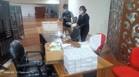 Foto: Saat penyamaran, salah satu polisi mendaftar sebagai calon penumpang yang hendak mengikuti rapid test antigen. Setelah antre, dia masuk ke ruang pemeriksaan dan dimasukkan alat tes rapid antigen ke lubang hidungnya. (dok. Istimewa)