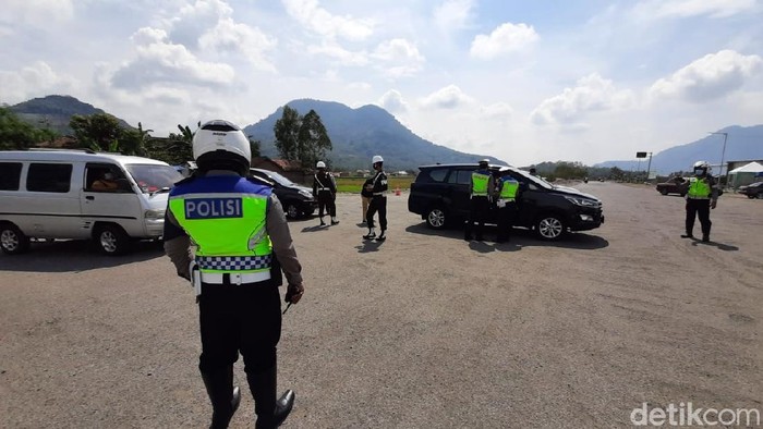 Polisi putar balik kendaraan yang masuk Garut tanpa surat bebas Corona