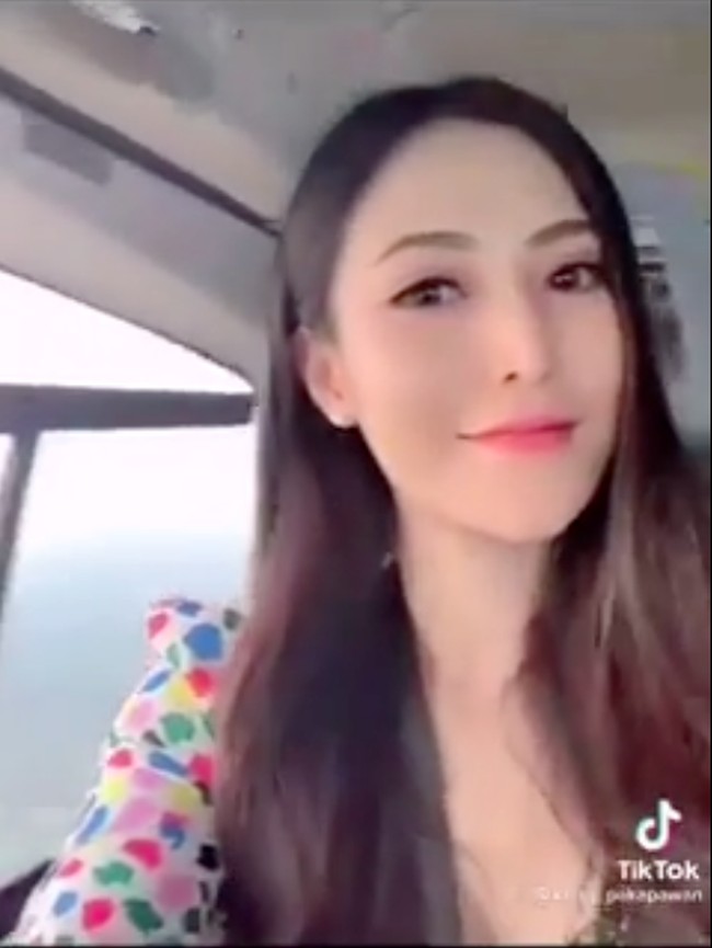 Dalam video TikTok yan viral itu sang istri terlihat membagikan momen bersama suaminya yang diketahui merupakan detektif Akkarapol Yeekoh ketika berada di dalam helikopter. Foto: Dok. TikTok @keng_pakapawan