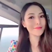 Dalam video TikTok yan viral itu sang istri terlihat membagikan momen bersama suaminya yang diketahui merupakan detektif Akkarapol Yeekoh ketika berada di dalam helikopter. Foto: Dok. TikTok @keng_pakapawan