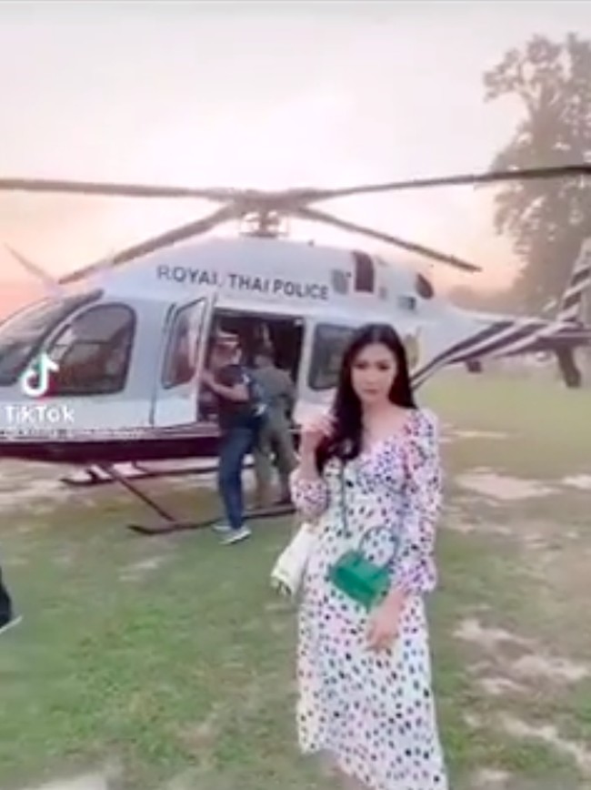 Video tersebut langsung mendapatkan banyak komentar dari netizen. Tak sedikit yang menganggap hal itu tidak patut dipertontonkan, mengingat helikopter yang digunakan si polisi dan istrinya adalah milik organisasi besar negara. Foto: Dok. TikTok @keng_pakapawan