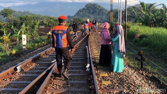 PT KAI Daop 9 Jember patroli keamanan perjalanan kereta Api (PerKA) di sekitar rel