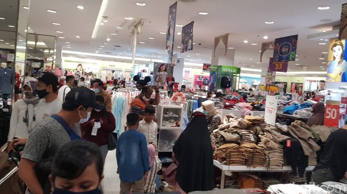 Pusat perbelanjaan di Karawang ramai dipadati pengunjung.