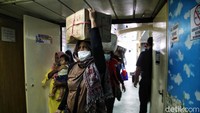 Penumpang wajib menunjukkan hasil tes GeNose sebelum melakukan penyeberangan menggunakan kapal.